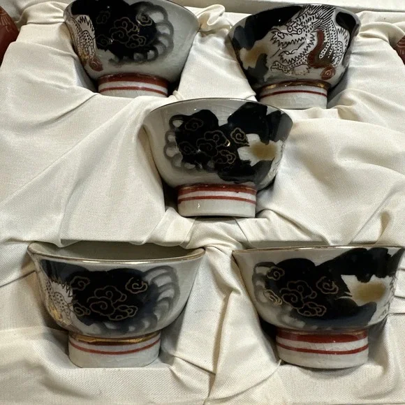 Vintage 1960's Kutani Ware Set Includes 2 Tokkuri, and 5 Matching Cups Ochoko - Picture 6 of 14